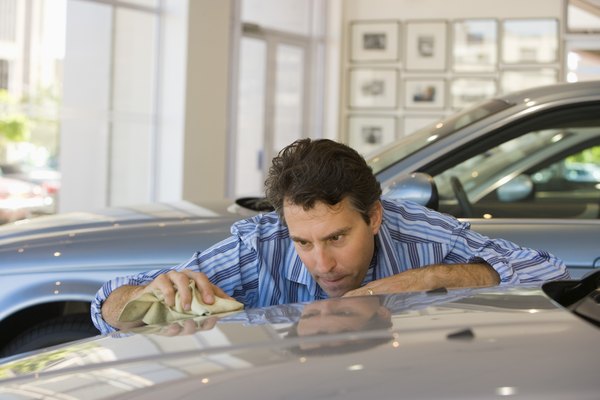 La cera carnauba es una forma fantástica de hacer que la pintura de tu auto dure mucho tiempo.