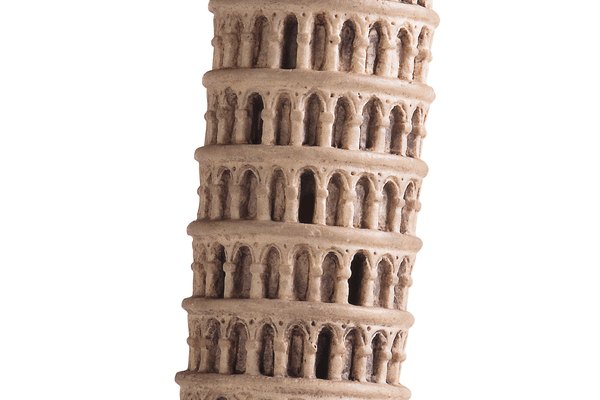 Explícales a los niños que crearán su propia torre inclinada de Pisa en una pieza de papel construcción azul.