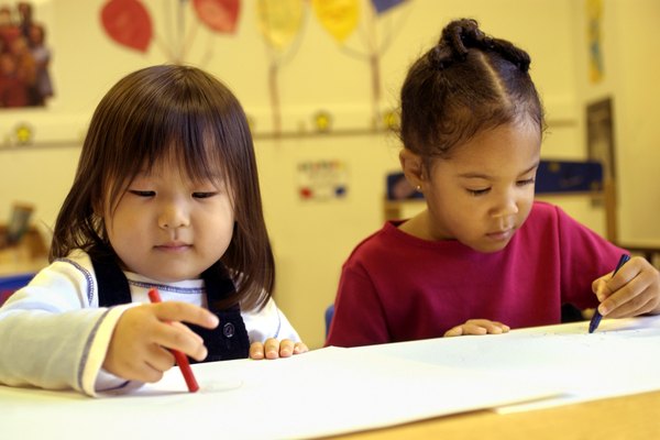 Reúne los trabajos de los niños de preescolar en una carpeta para realizar un seguimiento de su progreso.