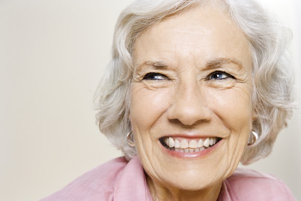 Mujer mayor sonriente.