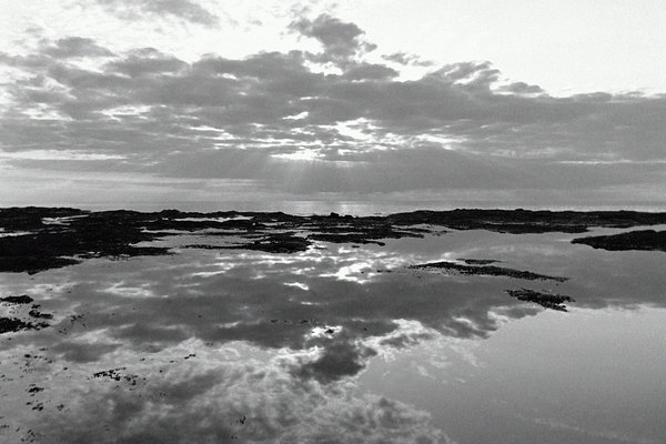 El ciclo de agua global mueve los recursos del agua desde la tierra al cielo y de regreso a la tierra.