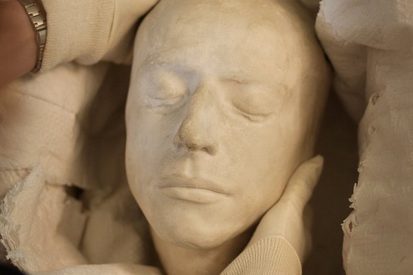 John Keats, cuya muerte máscara se muestra aquí, escribió cinco famosas odas.