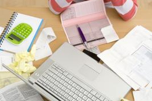 Jupiterimages/Stockbyte/Getty Images Aunque las leyes varían en cada estado, por lo general tienes el derecho de recuperar los pagos excesivos de salario.