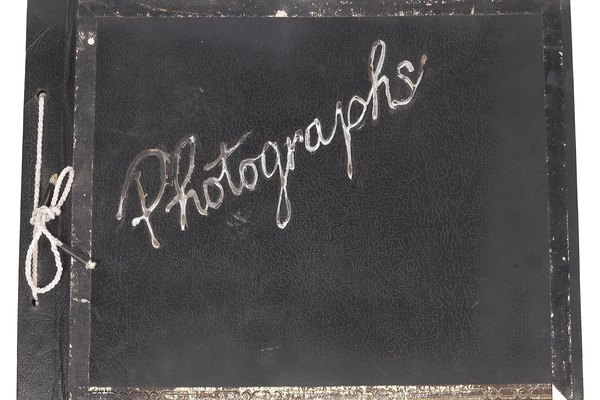 Sujeta el encuadernado de madera para un álbum de fotos o recortes especial que durará por mucho tiempo.