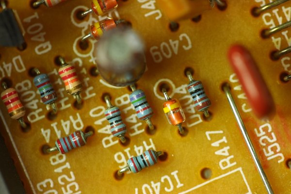 Los capacitores y los diodos tienen funciones diferentes en un circuito.