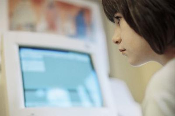 BananaStock/BananaStock/Getty Images Los cursos de formación en línea pueden llegar a más personas que los métodos tradicionales de capacitación, ya que una conexión a Internet es todo lo que se requiere.