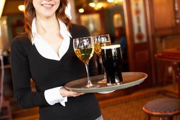 Jupiterimages/Photos.com/Getty Images En entrenamiento práctico ayuda a que los nuevos administradores de restaurantes aprendan todos los pormenores.