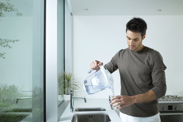 Muchos filtros de agua domésticos incluyen carbón activado y efectivamente eliminan el cloro.
