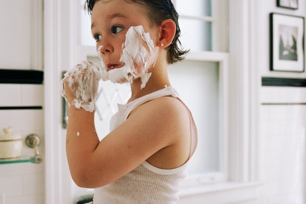 Los niños pueden usar crema de afeitar para jugar.