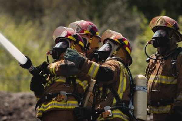 Photodisc/Photodisc/Getty Images Los bomberos necesitan una certificación en medicina de emergencia y paramédicos, así como las credenciales de sus estados.