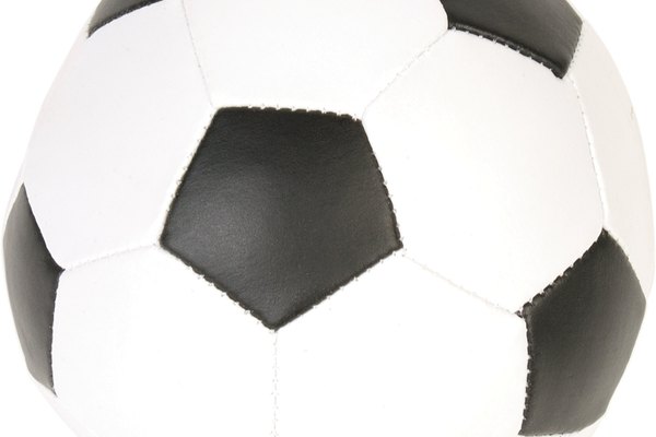 Las figuras de color negro en una pelota de fútbol son pentagonales.