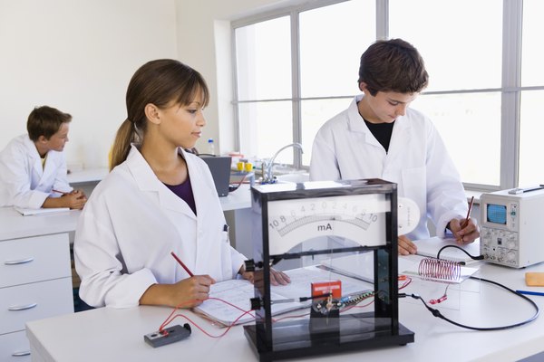La escuela ofrece a los estudiantes la oportunidad de aprender técnicas de construcción incluyendo electricidad.