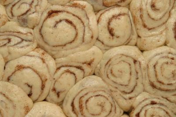 Hemera Technologies/AbleStock.com/Getty Images Las pastelerías pueden recortar sus márgenes de ganancias al ofrecer una venta de productos de panadería.