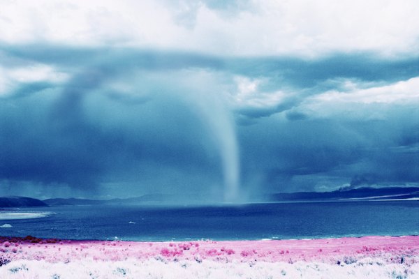 Los tornados que se forman sobre el agua crean trombas marinas.