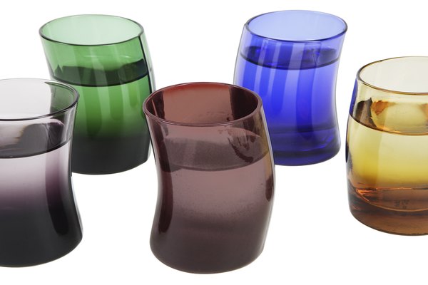 Las copas o vasos de cristal tienen diferentes frecuencias, según su forma, posición y contenido.