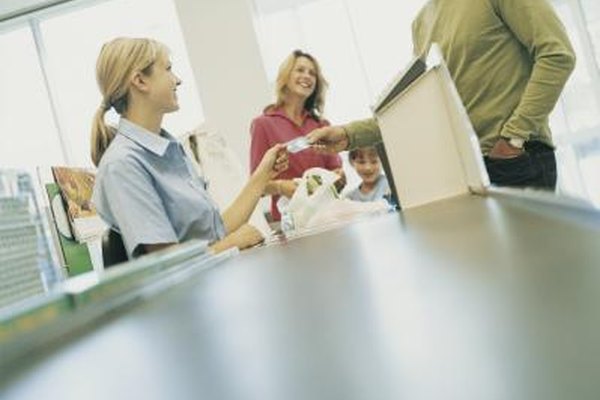 Digital Vision./Photodisc/Getty Images Para entender mejor cuál es el rol del departamento de compras, considera algunas de las funciones que realiza.