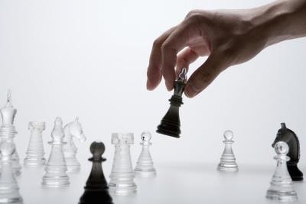 Michael Hitoshi/Digital Vision/Getty Images Las estrategias de negocios ayudan a mantener la atención de la empresa en la competencia y mejora de beneficios.