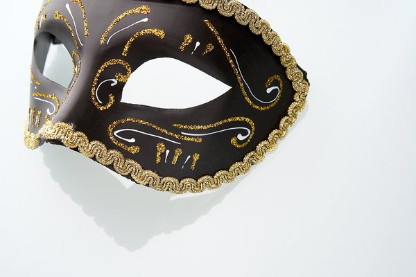 Las máscaras misteriosas son un elemento importante en las fiestas de disfraces.