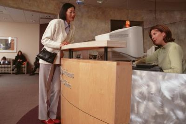 Ryan McVay/Photodisc/Getty Images Las tareas telefónicas son algunas de las muchas funciones que un recepcionista coordinador de citas realiza.