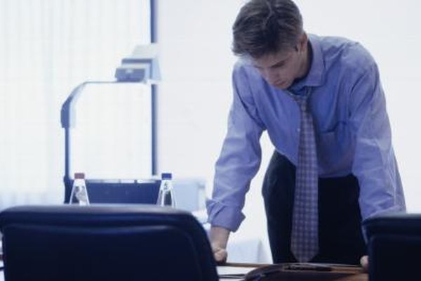 David De Lossy/Photodisc/Getty Images Los analistas financieros en bancos de inversión dedican horas a modelos financieros, creaciones presentaciones a clientes y atendiendo llamadas de clientes.