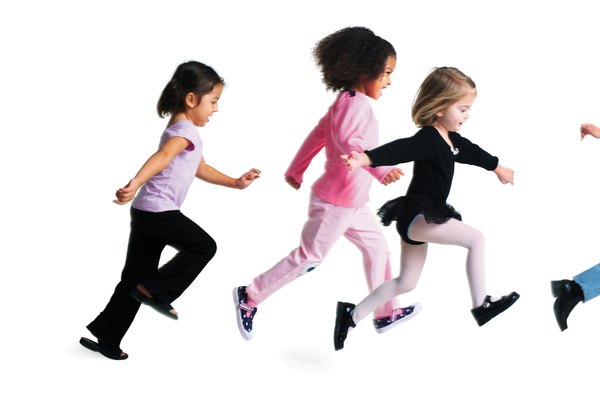 Utiliza juegos de movimiento para ayudar a los niños a aprender sobre los conceptos de rápido y lento.