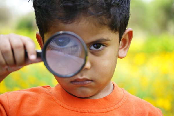 Ayuda a tu joven detective a echar un vistazo más de cerca al mundo.