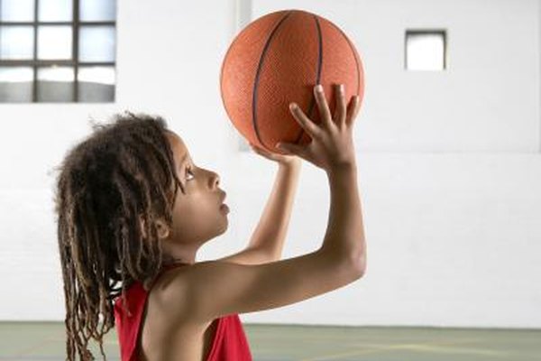 Alistair Berg/Digital Vision/Getty Images Una forma en que las tiendas de deporte se pueden comercializar a sí mismas, es mediante el patrocinio de los equipos locales.