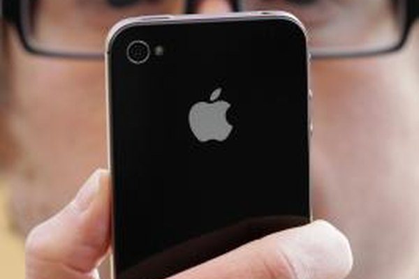 Oli Scarff/Getty Images News/Getty Images Los usuarios de iPhone pueden conectarse a la VPN de la empresa para acceder al correo electrónico de la misma.