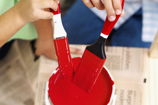 Crea paletas de pintura roja al congelar témpera roja en una bandeja para cubos de hielo.