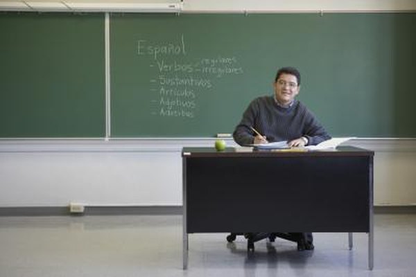 Jack Hollingsworth/Photodisc/Getty Images Las habilidades de un profesor de secundaria de idiomas extranjeros son vitales para los estudiantes en nuestra sociedad cada vez más global.