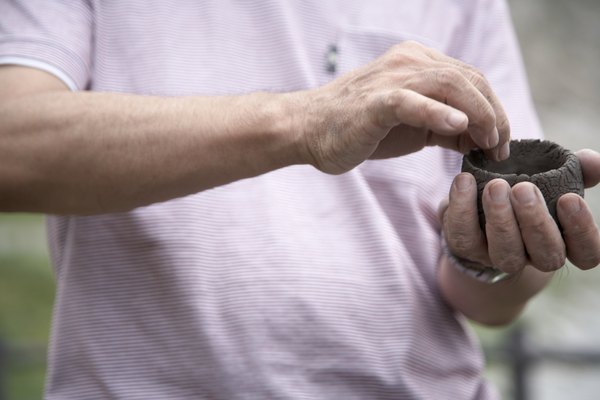 Haz una hendidura para que sea una boca o forma dos labios de arcilla y ponlos en forma de boca.