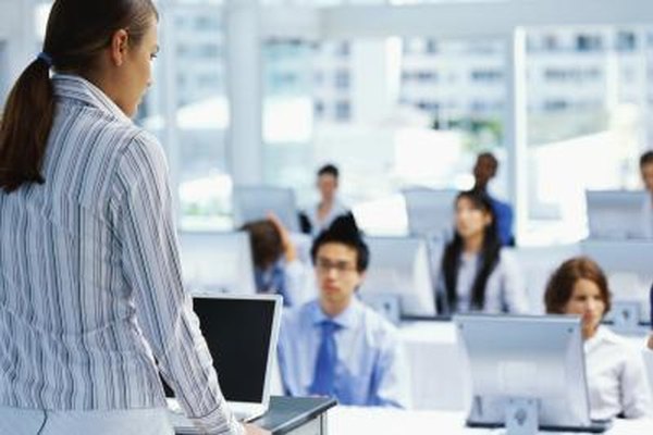 Ciaran Griffin/Stockbyte/Getty Images Los departamentos de recursos humanos son los responsables de planear y de manejar el entrenamiento para los empleados como el uso de un software nuevo.