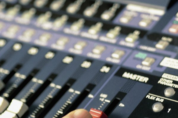 Incluso las mesas de mezclas antiguas pueden ser conectadas a través de interfaces de audio actuales.