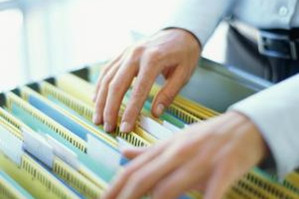 George Doyle/Stockbyte/Getty Images Controlar la documentación de manera efectiva deriva en que los empleados puedan encontrar los documentos que necesitan.