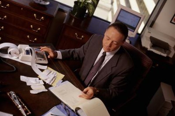 Keith Brofsky/Photodisc/Getty Images Un auditor de proyecto utiliza una variedad de herramientas, incluyendo análisis de valor acumulado, para gestionar las actividades empresariales.
