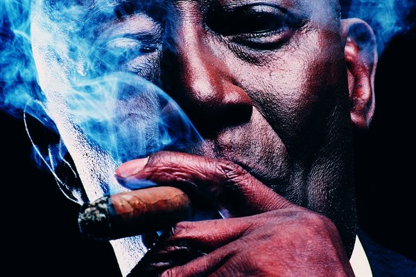 El humo del cigarrillo agrega cierto toque de luz a las tomas que de otro modo se perderían en la oscuridad.