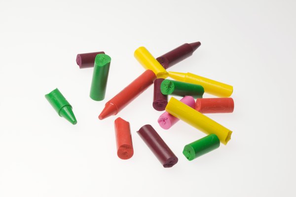 Recicla crayones rotos para hacer nuevos y divertidos crayones arremolinados.