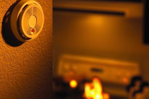 Jupiterimages/liquidlibrary/Getty Images Los técnicos de alarmas de incendio instalan dispositivos que permiten a la gente salvarse del fuego.