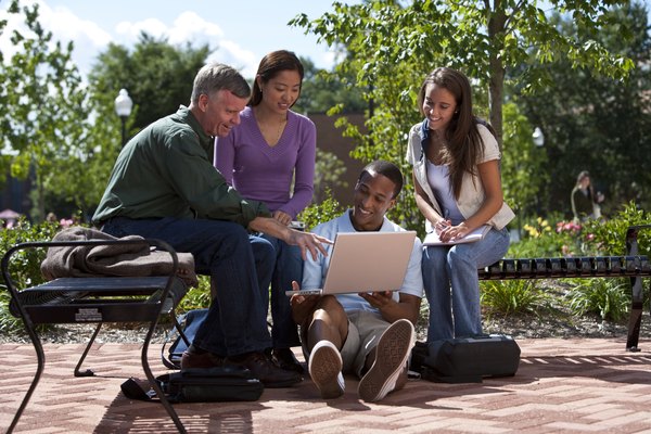 Los adultos pueden aprender a utilizar las preposiciones a través de actividades divertidas y educativas.