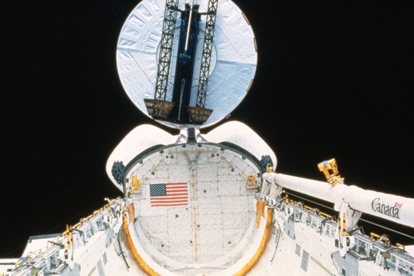 La NASA, los países del mundo y las organizaciones privadas tienen satélites de telecomunicaciones en órbita alrededor de la Tierra.
