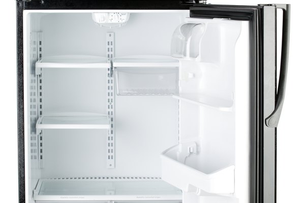 La marca Frigidaire de refrigeradores tiene características tales como un filtro de aire, hielo interno rápido y capacidades de congelación, panel de control electrónico, cajones para verduras, control de humedad, dispensador de agua y hielo y estantes y compartimientos ajustables.
