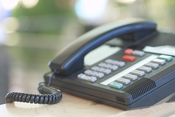 Un teléfono con intercomunicador.