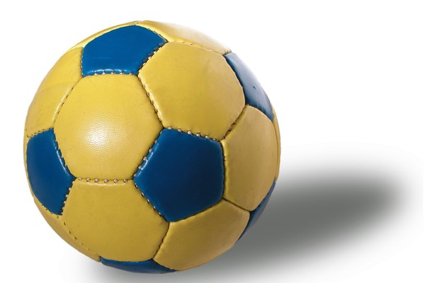 Las formas pentagonales en una pelota de fútbol son pentágonos convexos.