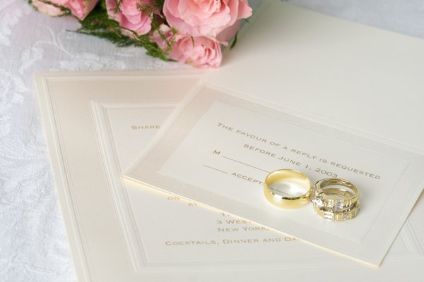 Las invitaciones de boda normalmente se escriben de manera formal.