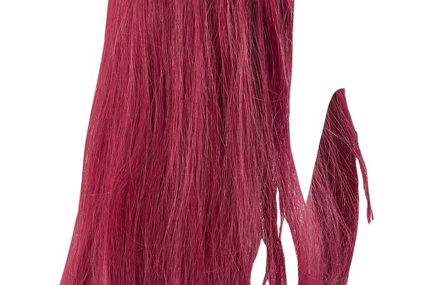 Utiliza una peluca roja brillante de pelo largo.