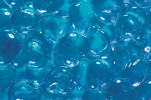 El poliacrilato de sodio se convierte en gel al absorber agua.