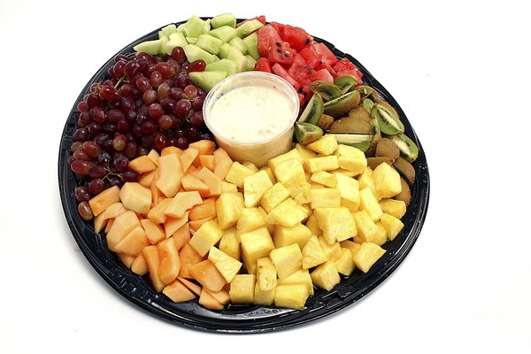 Sirve una inesperada y económica bandeja de fruta.