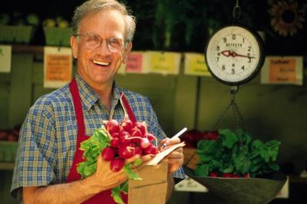 Comstock/Comstock/Getty Images Algunos de los lugares para vender productos agrícolas son los mercados de granjeros, las granjas, los supermercados y los restaurantes.