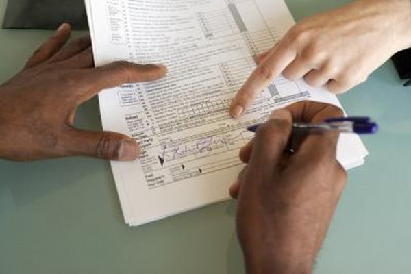 Creatas/Creatas/Getty Images Mantén tus registros de exento 1099 separados de los registros de empleados regulares para evitar problemas fiscales.