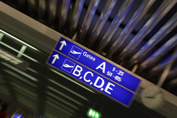 Siempre revisa tu itinerario para saber la puerta de embarque y la hora de salida del avión.